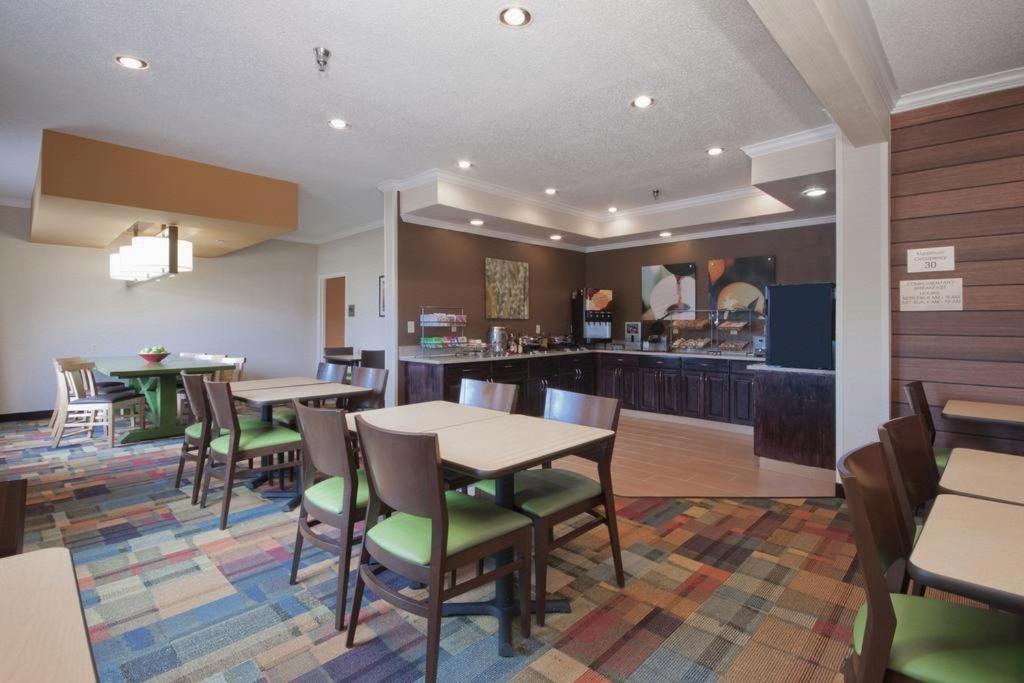 Americinn By Wyndham Moline Airport Quad Cities Bagian luar foto